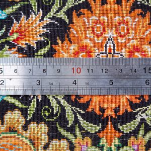 فرش دستباف ۶۰ در ۹۰ ابریشم طرح لچک ترنج اشراف قم کد D02249G