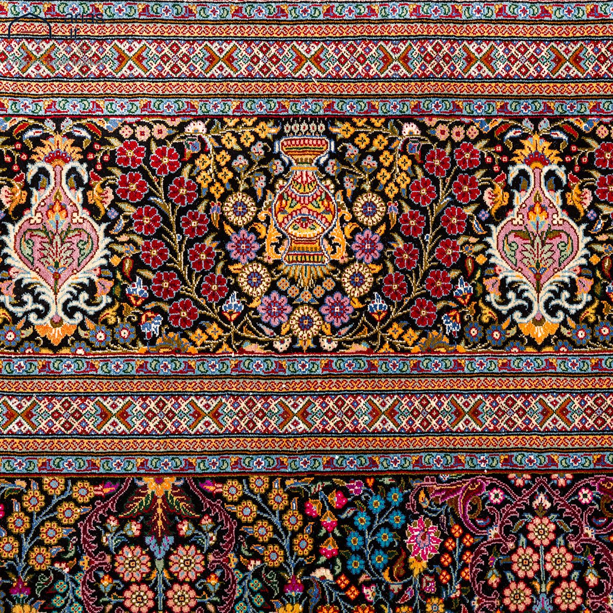 فرش دستباف شش متری تمام ابریشم طرح کرمان زمینه مشکی مارک نوری