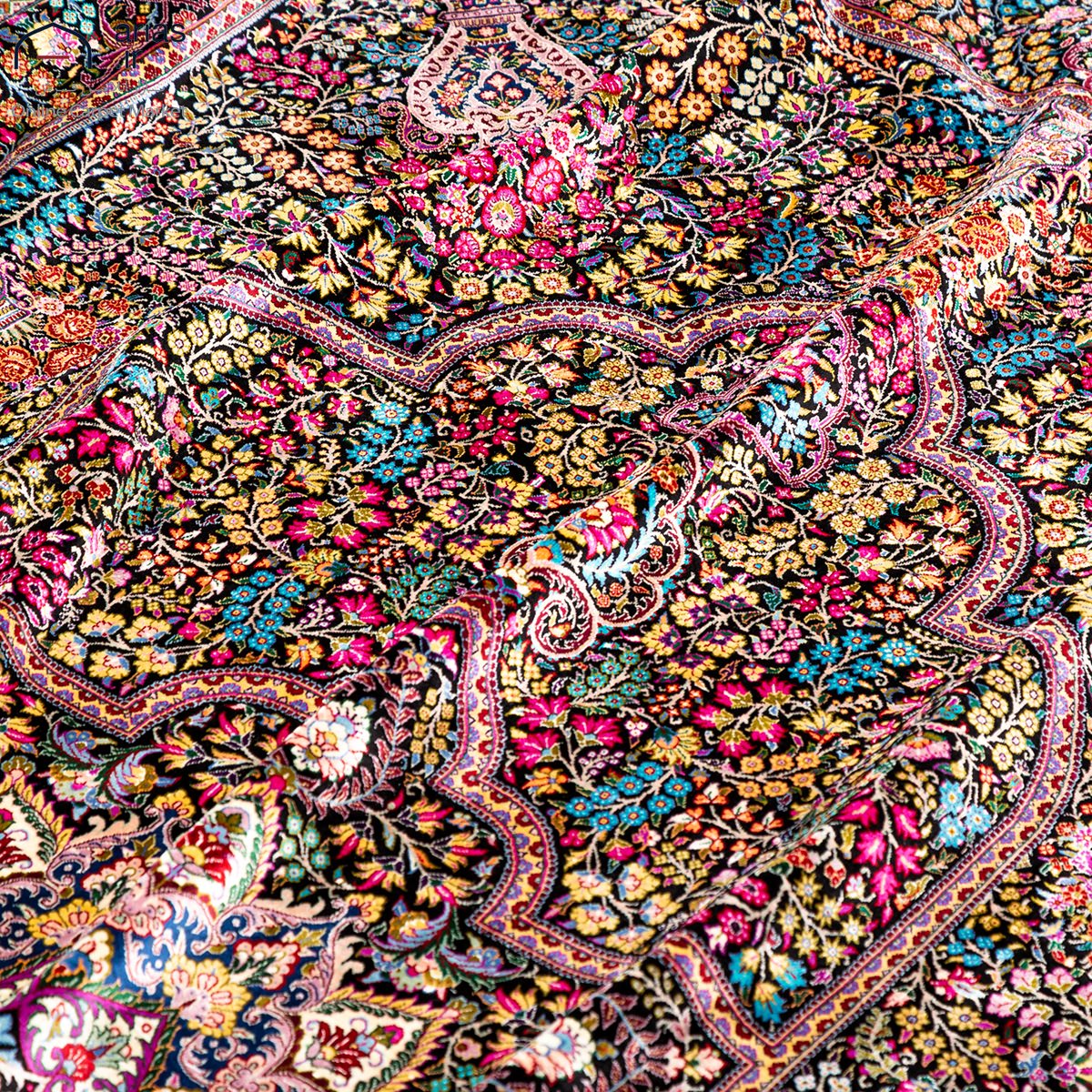 فرش دستباف شش متری تمام ابریشم طرح کرمان زمینه مشکی مارک نوری