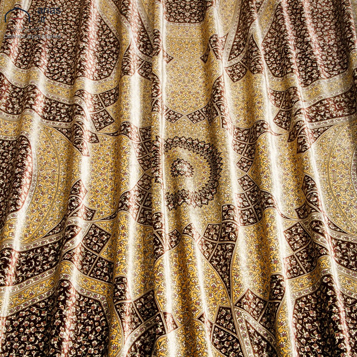فرش دستباف مربعی تمام ابریشم طرح لچک ترنج زمینه طلایی مارک شبیری ایمانی کد D02516G