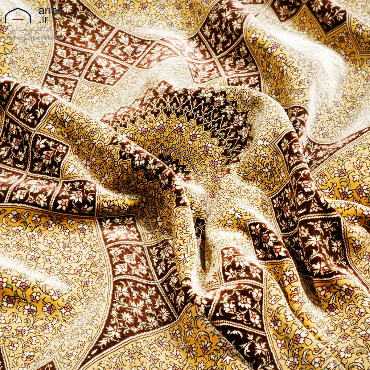فرش دستباف مربعی تمام ابریشم طرح لچک ترنج زمینه طلایی مارک شبیری ایمانی کد D02516G