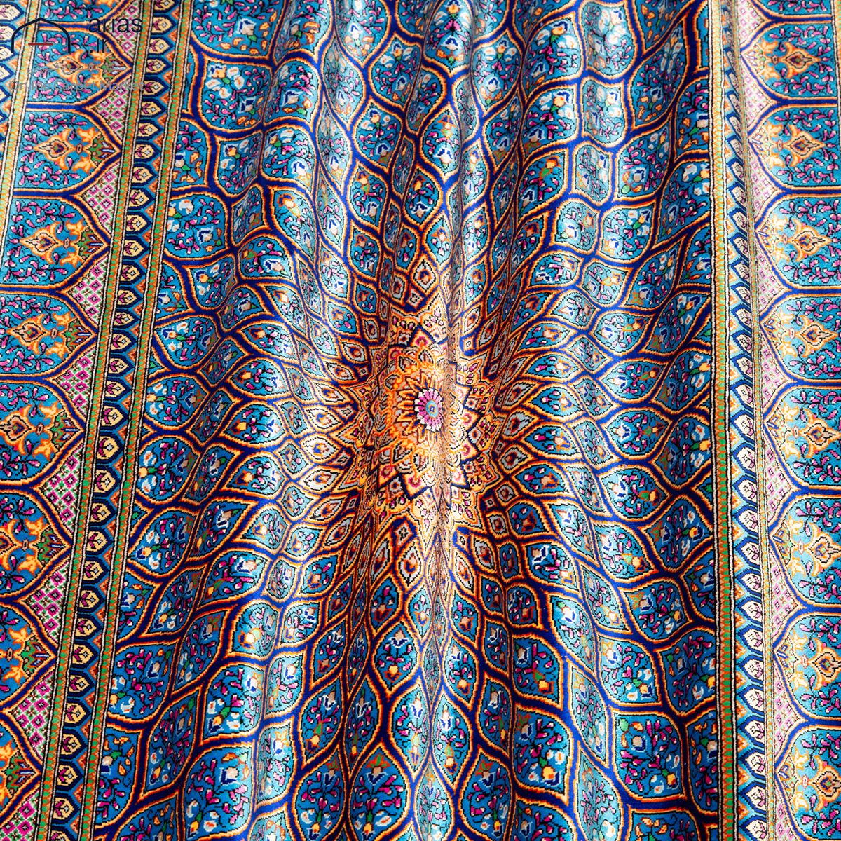 فرش دستباف ذرع و نیم تمام ابریشم طرح گنبد زمینه آبی مارک صمدی کد D02551G