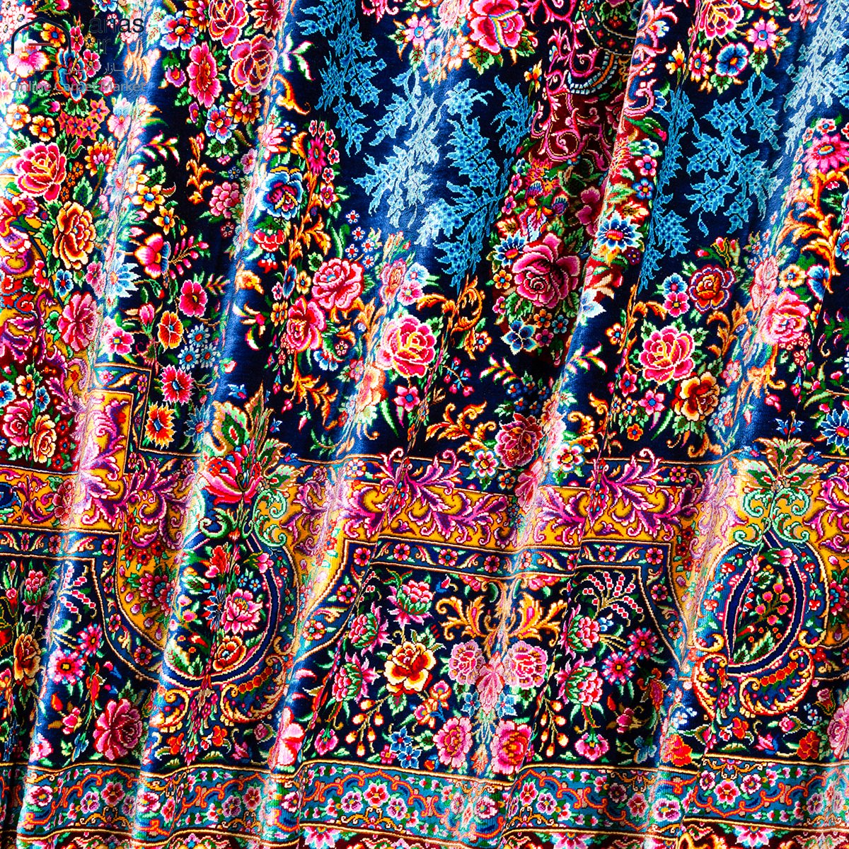 فرش دستباف مربعی تمام ابریشم طرح لچک ترنج زمینه آبی مارک شیرازی بافت قم کد D02576G