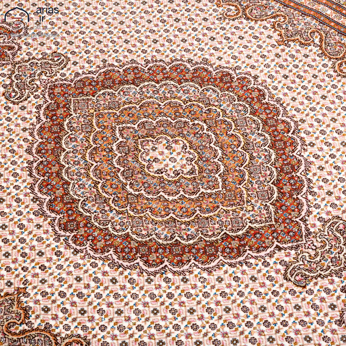 فرش دستباف سه متری نقشه ماهی 9 متن 50 رج گل ابریشم زمینه کرم بافت خوی کد D02405T