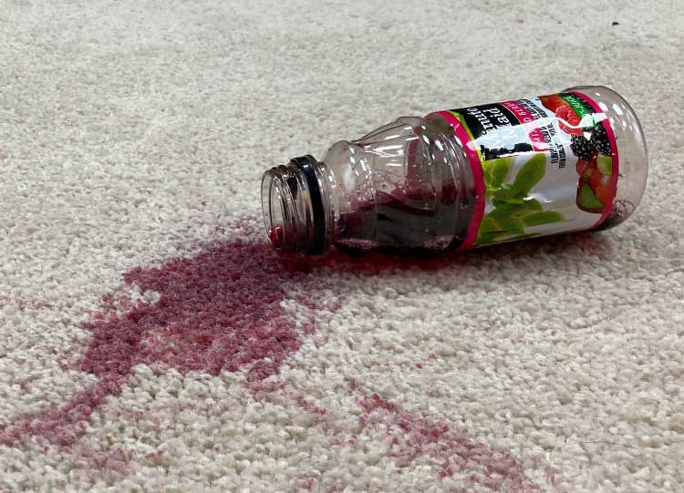 چگونه می‌توان محلول روی فرش را پاک کرد؟