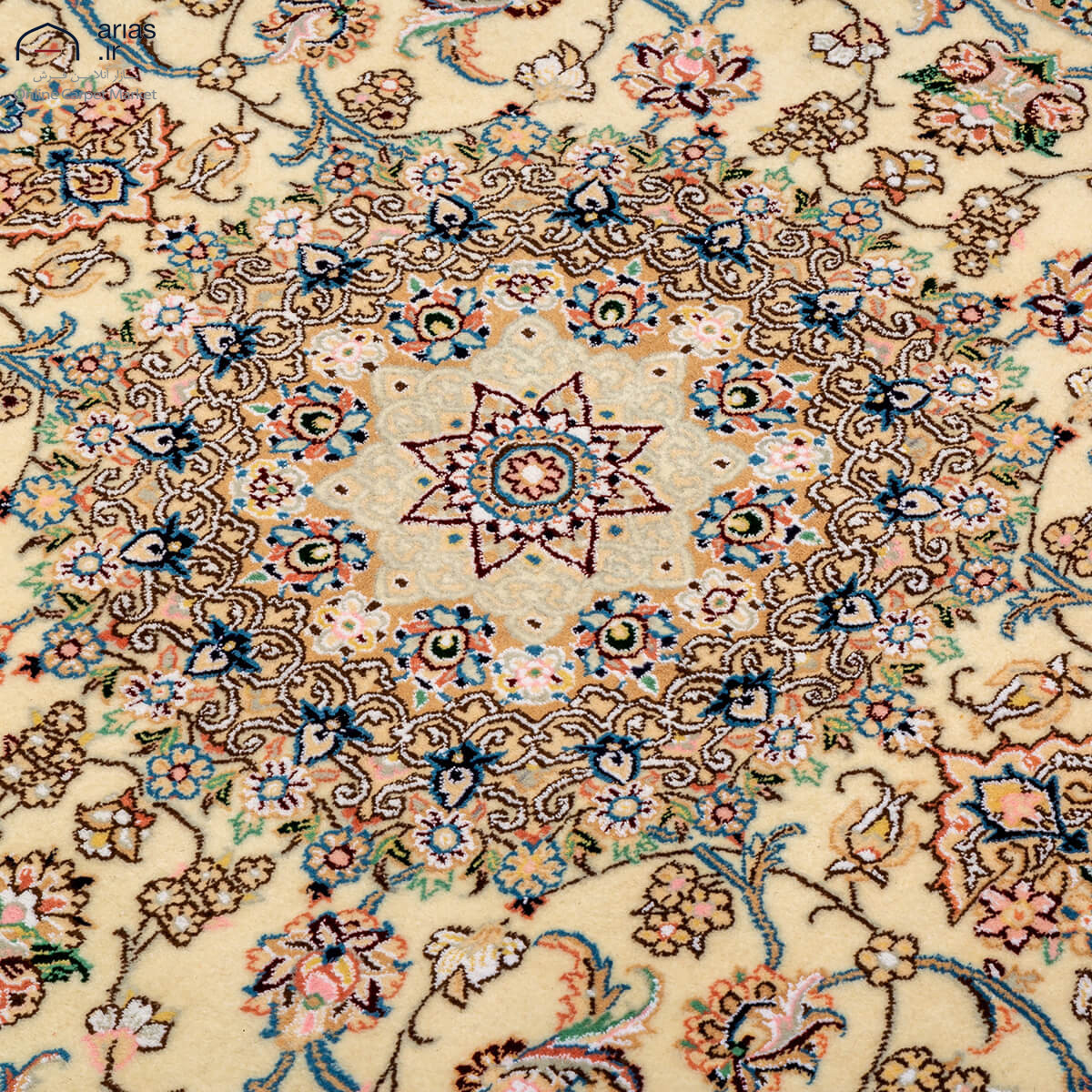 فرش دستباف سه متری ۹ لا طرح لچک ترنج گل ابریشم زمینه کرم نایین D02422N