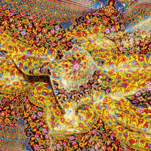 فرش دستباف ذرع و نیم تمام ابریشم نقشه لچک ترنج زمینه طلایی مارک عربلو بافت قم کد D02790G