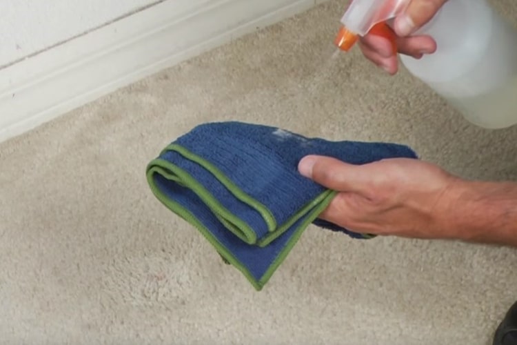 پاک کردن لاک روی فرش دستباف با سرکه سفید