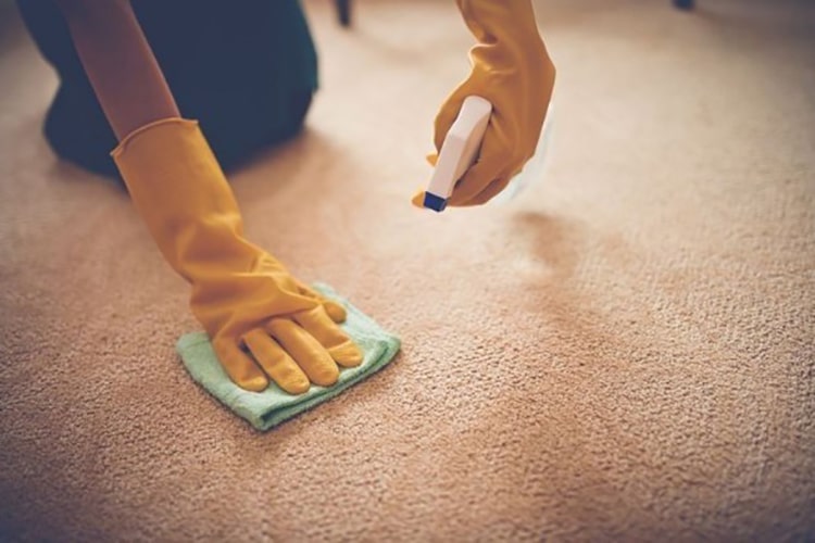 پاک کردن لکه لاک خشک‌شده از روی فرش